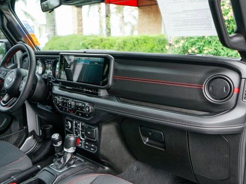 Used 2024 Jeep Gladiator Rubicon w/ Convenience Group AWD/4WD image 39