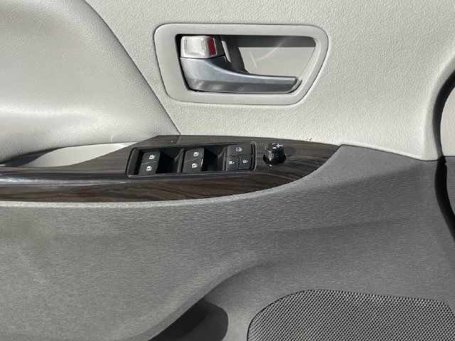 Used 2017 Toyota Sienna XLE Premium FWD image 24