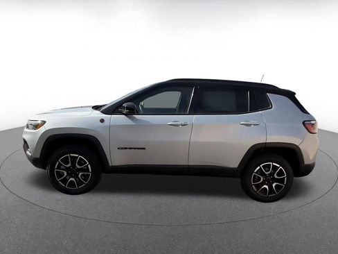 Used 2025 Jeep Compass Trailhawk image 9