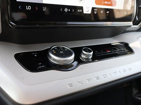 Used 2025 Ford Expedition Active image 40