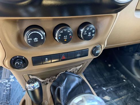 Used 2012 Jeep Wrangler Unlimited Rubicon w/ Connectivity Group AWD/4WD image 26