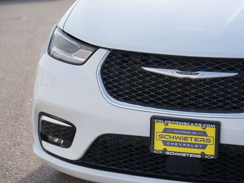 Used 2023 Chrysler Pacifica Touring-L FWD image 9