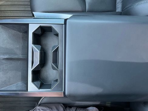 Used 2024 Tesla Cybertruck AWD Crew Cab image 40