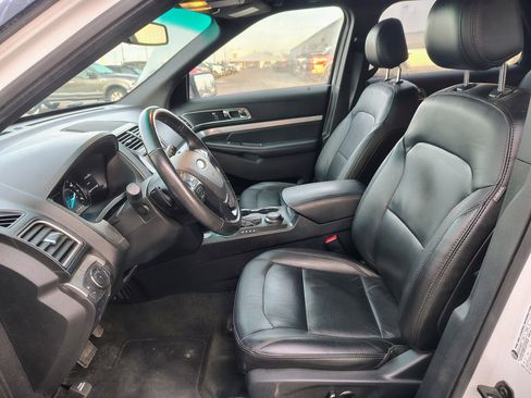 Used 2016 Ford Explorer XLT w/ Equipment Group 202A image 10