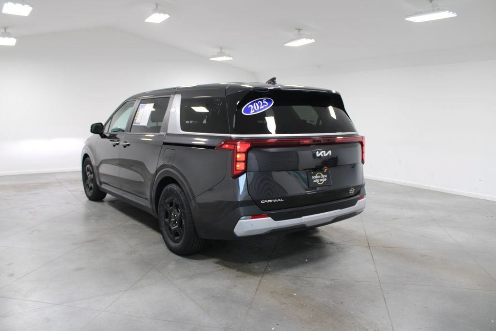 Used 2025 Kia Carnival FWD image 7