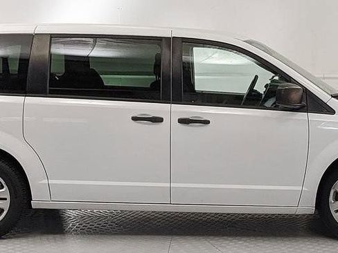 Used 2019 Dodge Grand Caravan SE FWD image 2