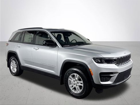 New 2025 Jeep Grand Cherokee Laredo w/ MOPAR Finishing Package image 4
