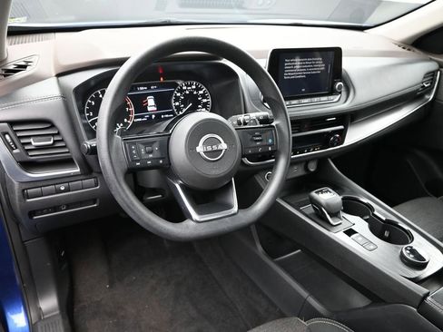 Used 2023 Nissan Rogue SV image 16