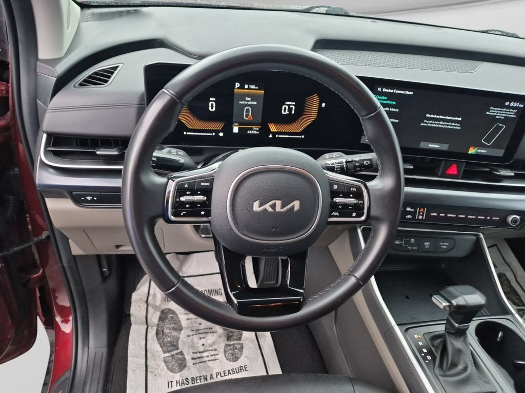 Used 2025 Kia Carnival FWD image 28