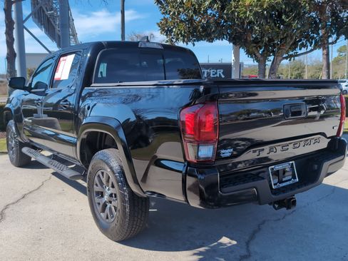 Used 2022 Toyota Tacoma SR5 w/ Technology Package image 8