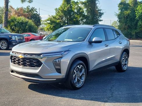 Certified 2026 Chevrolet Trax LT w/ Driver Confidence Package FWD image 3