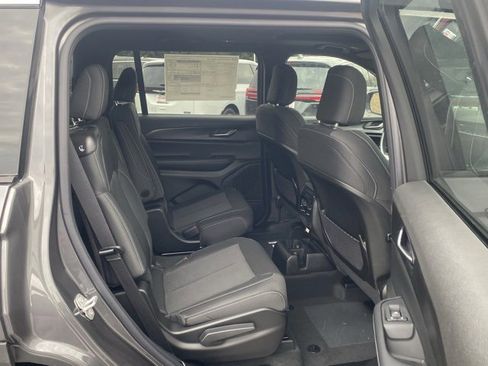 New 2025 Jeep Grand Cherokee L Laredo image 30