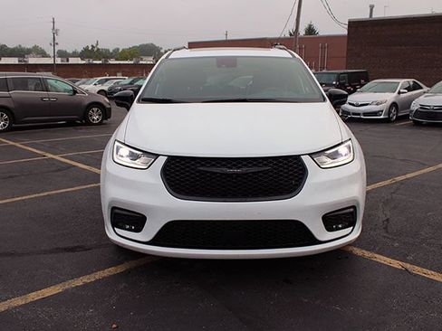Used 2024 Chrysler Pacifica Limited w/ S Appearance Package FWD image 3