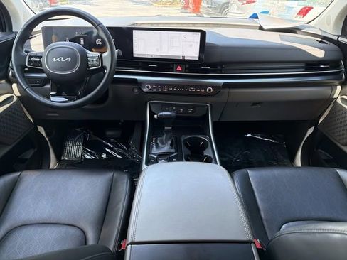 Used 2025 Kia Carnival FWD image 13