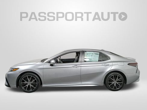 Used 2023 Toyota Camry SE image 2