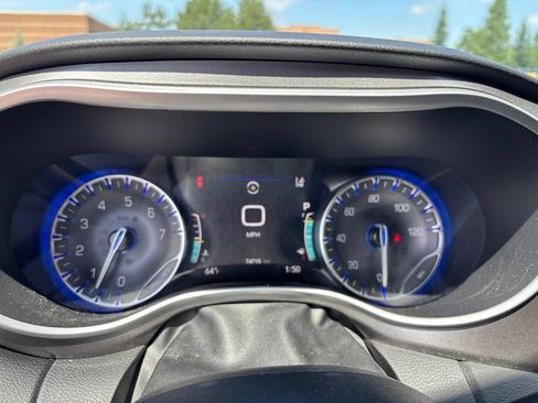 Used 2024 Chrysler Pacifica Touring-L FWD image 26