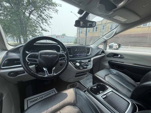 Used 2021 Chrysler Pacifica Touring-L FWD image 19