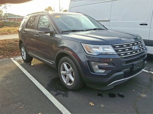 Used 2017 Ford Explorer XLT image 3