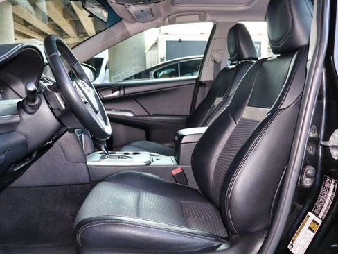 Used 2014 Toyota Camry SE w/ Moonroof Package FWD image 18