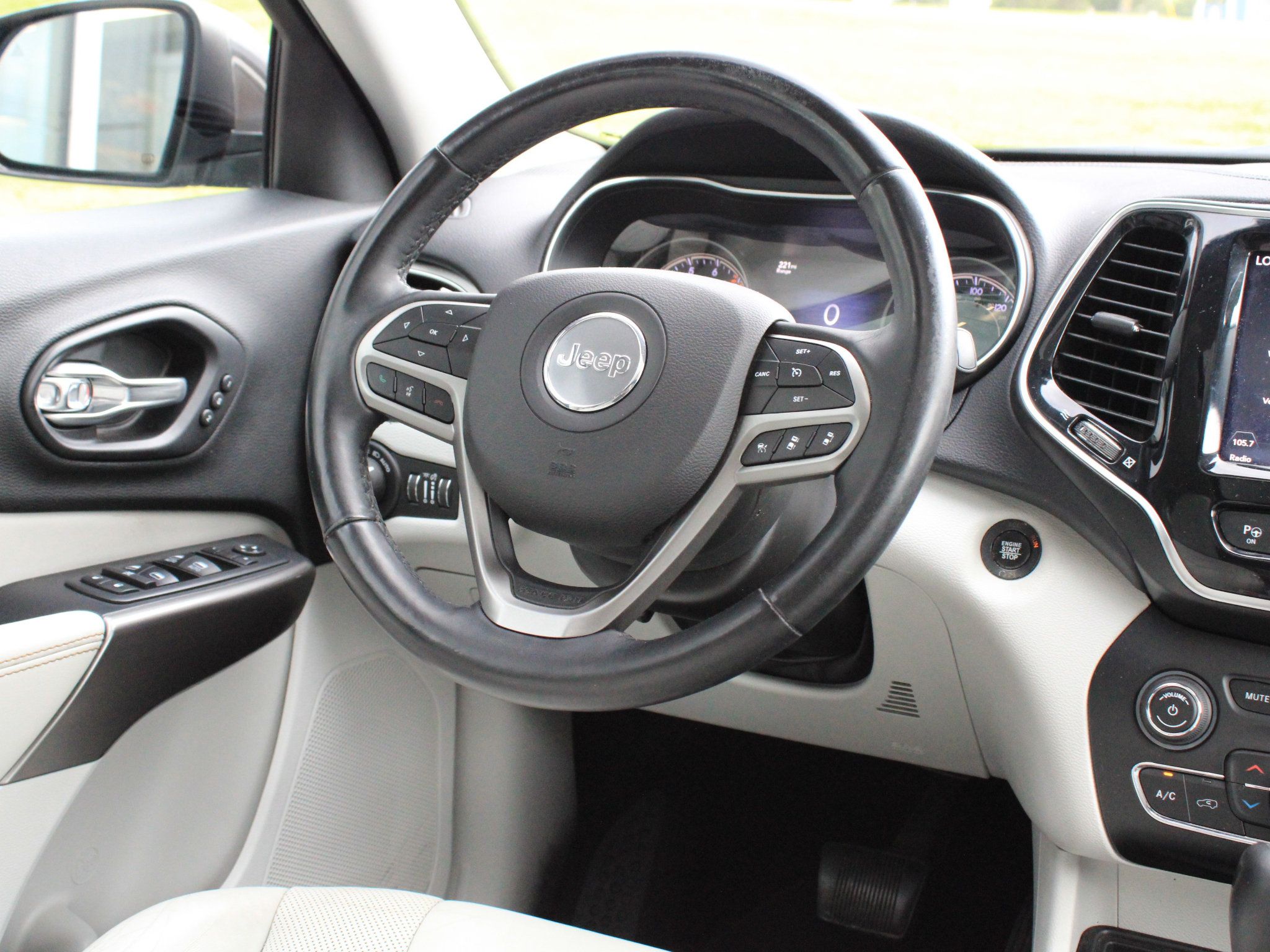 Used 2019 Jeep Cherokee Limited w/ Technology Group AWD/4WD image 14