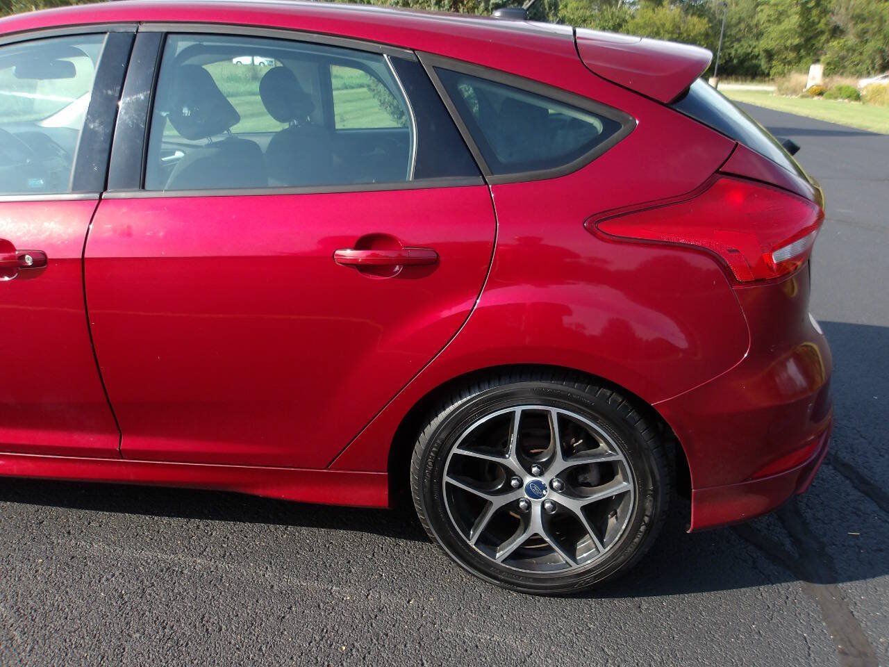 Used 2015 Ford Focus SE w/ SE Sport Package FWD image 36