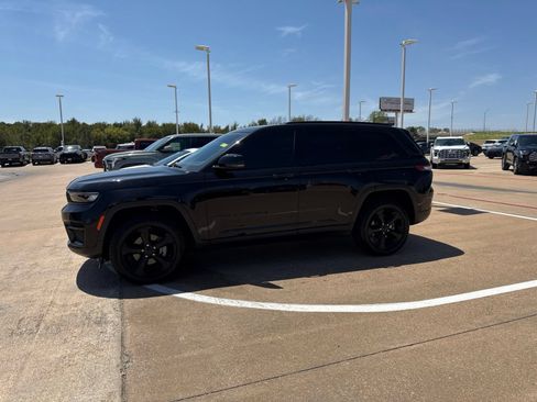 Used 2023 Jeep Grand Cherokee Altitude AWD/4WD image 4