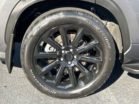 Used 2025 Toyota Highlander XLE FWD image 7