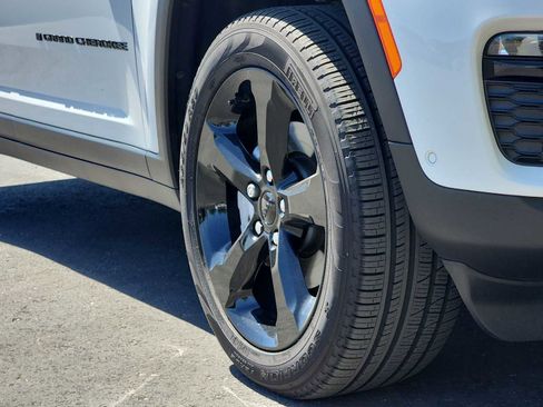 Used 2025 Jeep Grand Cherokee Limited w/ Luxury Tech Group II AWD/4WD image 11