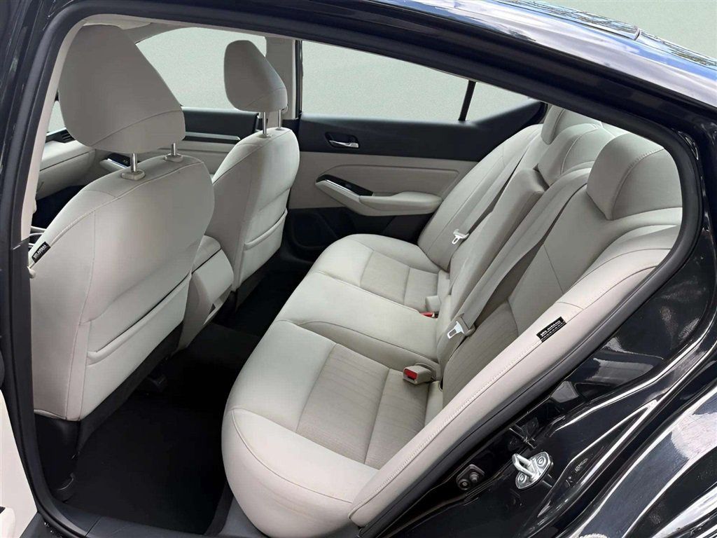 Used 2021 Nissan Altima 2.5 SV FWD image 12