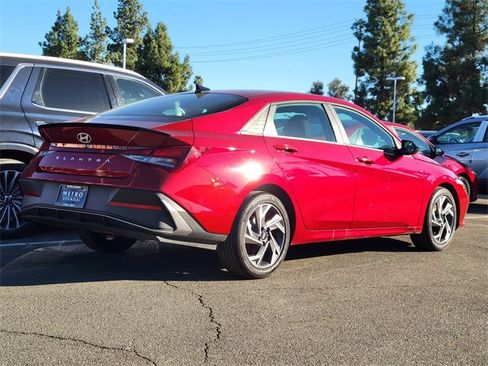 Used 2025 Hyundai Elantra Sport image 2