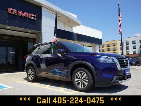 Used 2025 Nissan Pathfinder SL AWD/4WD image 2