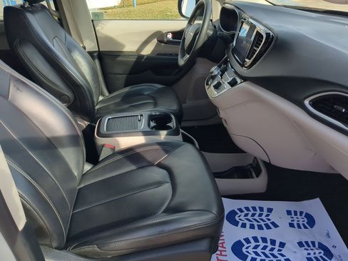 Used 2023 Chrysler Pacifica Touring-L image 30