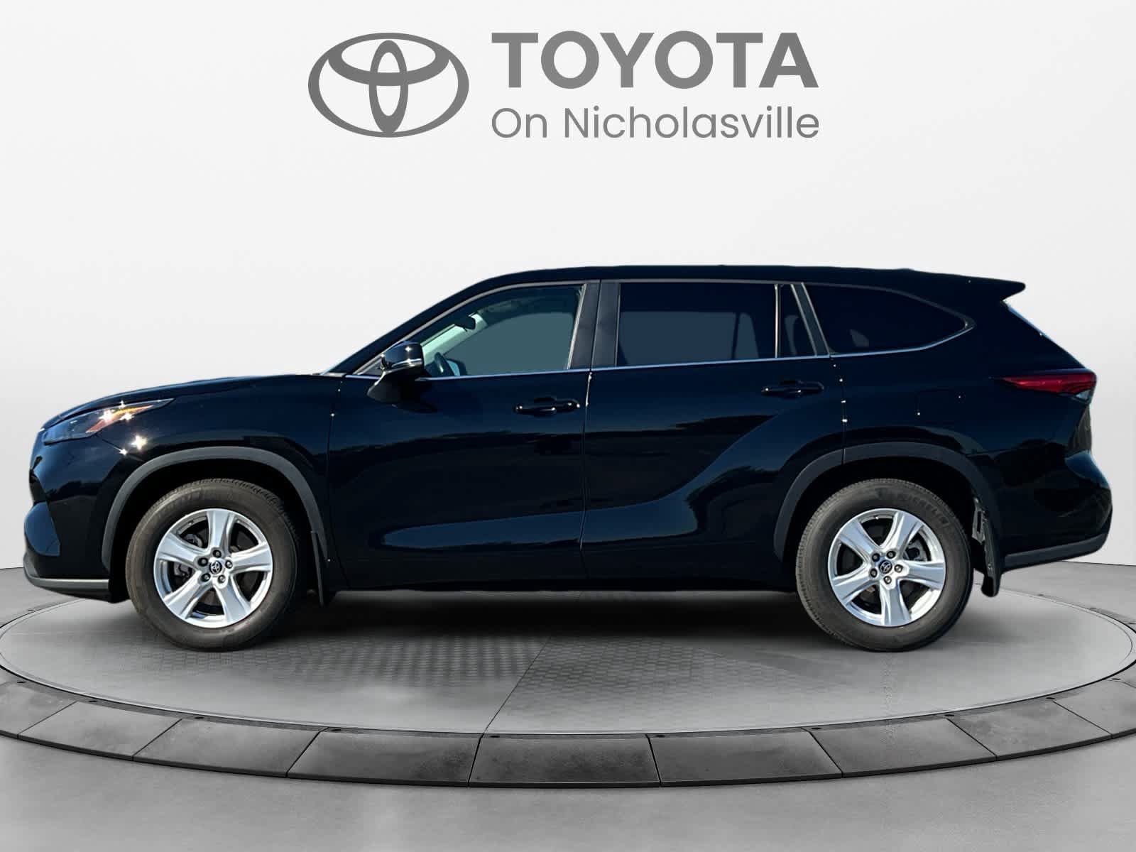 Used 2023 Toyota Highlander LE FWD image 2