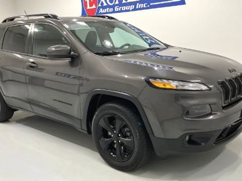 Used 2018 Jeep Cherokee Latitude w/ Altitude Package AWD/4WD image 4