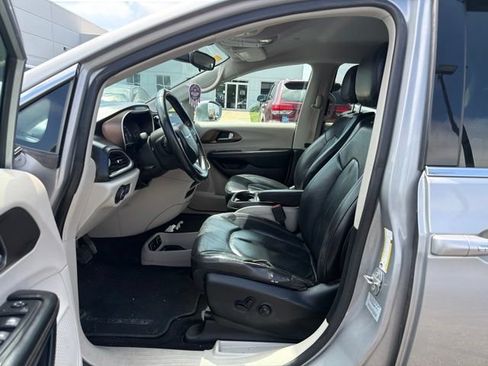 Used 2017 Chrysler Pacifica Touring-L w/ Tire & Wheel Group FWD image 9