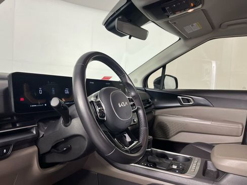 Used 2025 Kia Carnival image 23