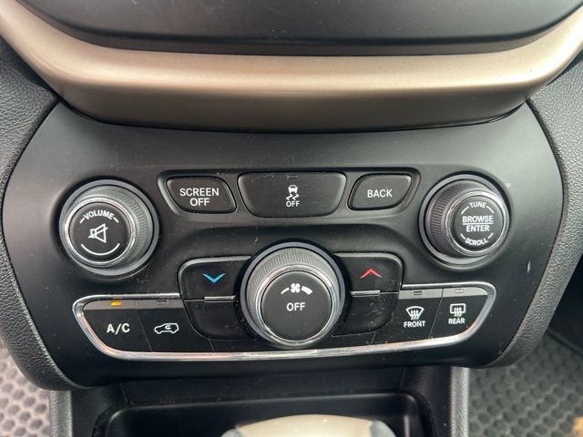 Used 2016 Jeep Cherokee Latitude w/ Cold Weather Group AWD/4WD image 23