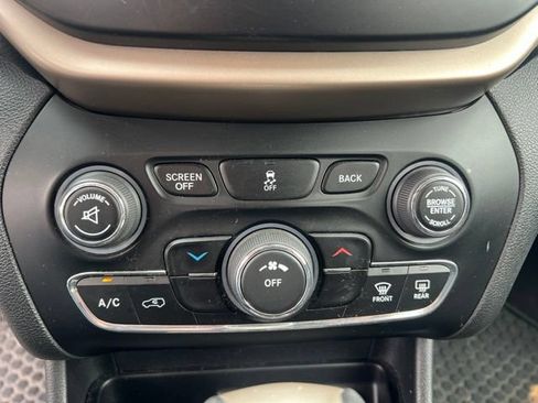 Used 2016 Jeep Cherokee Latitude w/ Cold Weather Group AWD/4WD image 23