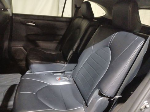Used 2023 Toyota Highlander XLE image 25