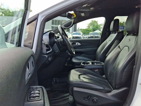Used 2020 Chrysler Pacifica Touring-L w/ S Appearance Package FWD image 17