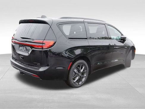 New 2026 Chrysler Pacifica Limited w/ S Appearance Package image 3
