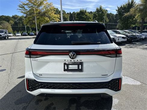 New 2025 Volkswagen Tiguan SE R-Line image 4