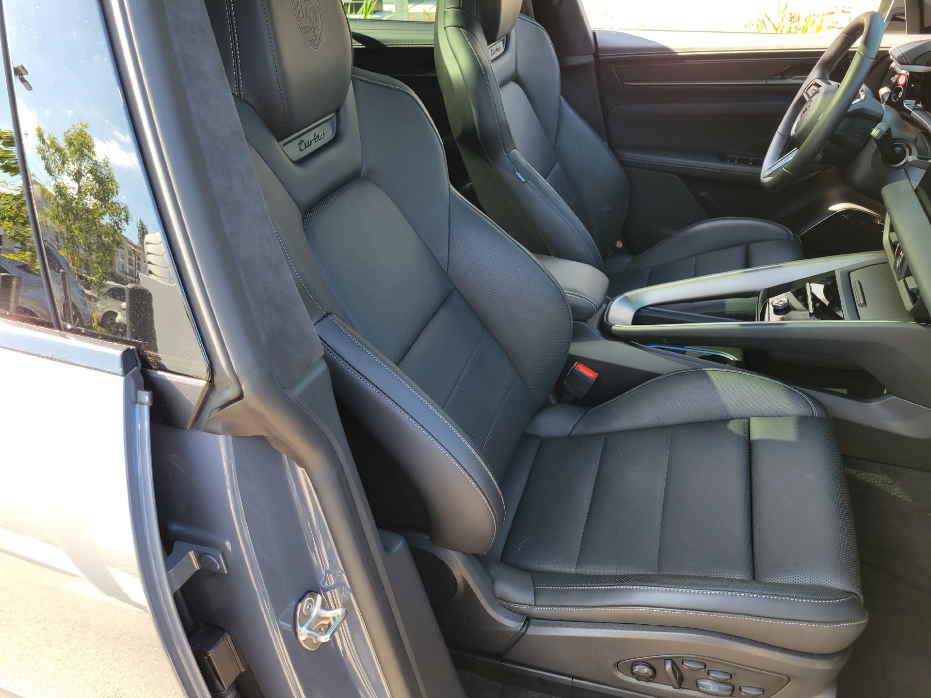 Used 2025 Porsche Macan Turbo Electric AWD/4WD image 29