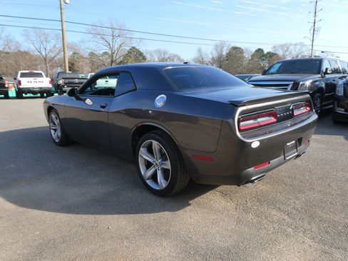 Used 2017 Dodge Challenger R/T image 8