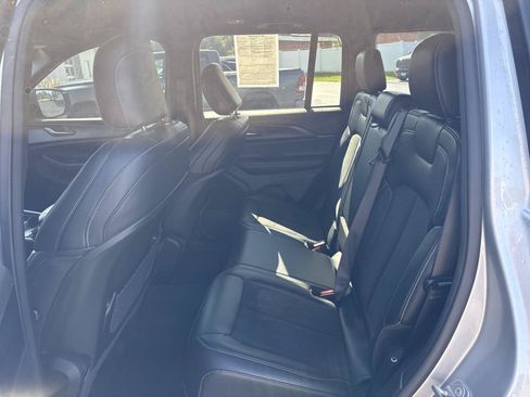 Used 2025 Jeep Grand Cherokee Altitude AWD/4WD image 10
