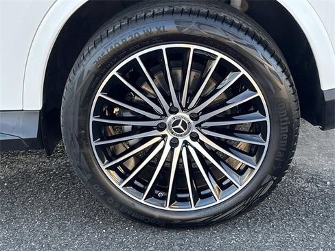 Used 2025 Mercedes-Benz GLC 300 4MATIC image 11
