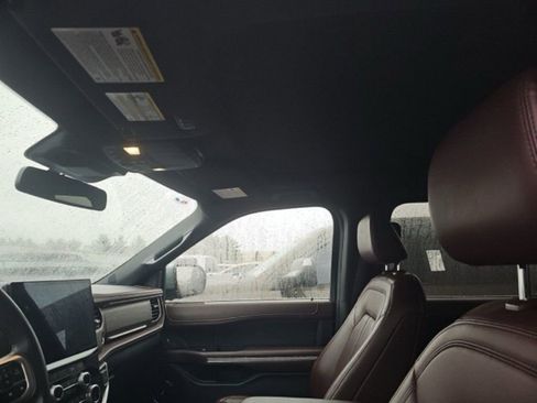 Used 2024 Ford Expedition Limited image 11