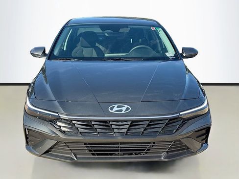 Certified 2025 Hyundai Elantra SE image 2