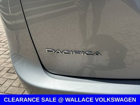 Used 2024 Chrysler Pacifica Touring-L FWD image 6