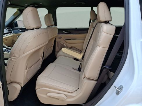 Certified 2023 Jeep Grand Cherokee L Limited w/ Luxury Tech Group II AWD/4WD image 8